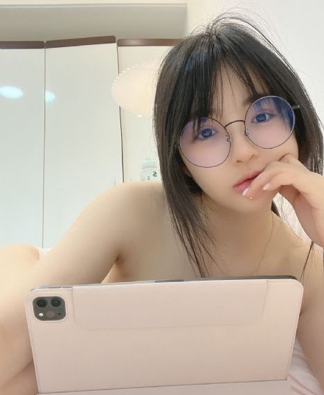 两根硕大一起挤入小雪的导演是谁